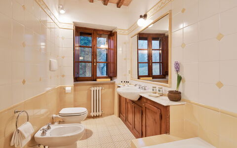 Borgo Al Castello: Bad, Eigendom, Loodgieterswerkinrichting, Wastafel, Kraan, Badkamer, Venster, Interieur Ontwerp, Architectuur, Hout