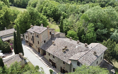 Borgo Al Castello: Eigendom, Fabriek, Gebouw, Boom, Land Lot, Venster, Landschap, Huis, Dak, Stedelijk Ontwerp