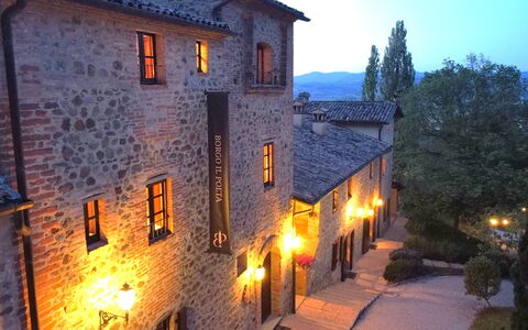 Borgo Al Castello: Lucht, Venster, Gebouw, Fabriek, Boom, Huis, Schemer, Facade, Landschap, Stad