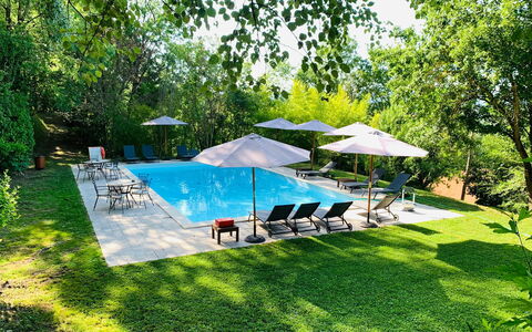 Borgo Al Castello: Fabriek, Eigendom, Paraplu, Schaduw, Boom, Buitenmeubels, Plantkunde, Land Lot, Stoel, Lucht