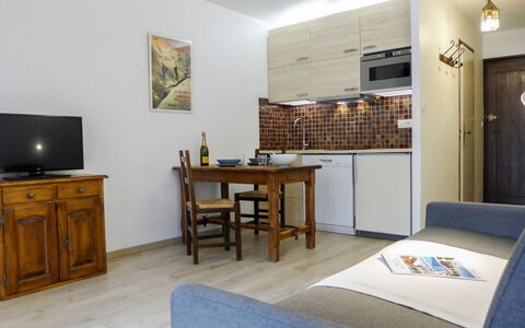Le Pramouny: Tafel, Eigendom, Cabinetry, Gebouw, Fotolijst, Hout, Ladenkast, Lade, Verlichting, Stoel