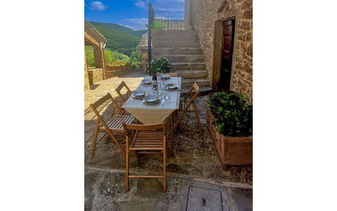 La Casa nel Borgo: Heuvel, Zwembad, Bergketen, Buitenmeubels, Eco Hotel, Flagstone, Toevlucht, Ridge, Landscaping, Tropen