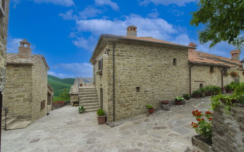 La Casa nel Borgo: Heuvel, Zwembad, Bergketen, Buitenmeubels, Eco Hotel, Flagstone, Toevlucht, Ridge, Landscaping, Tropen