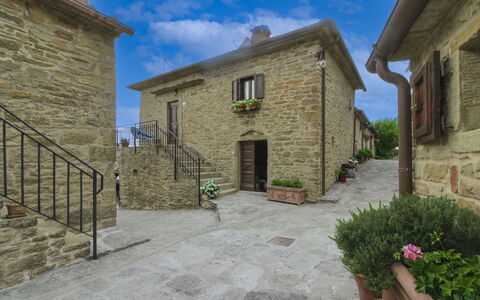 La Casa nel Borgo: Heuvel, Zwembad, Bergketen, Buitenmeubels, Eco Hotel, Flagstone, Toevlucht, Ridge, Landscaping, Tropen