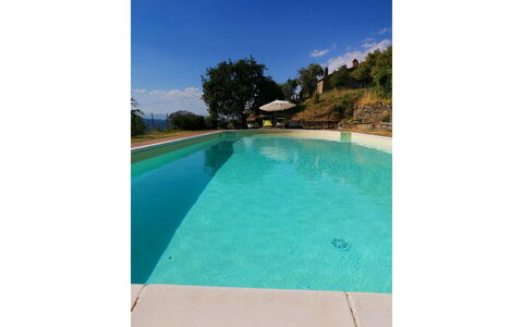 La Casa nel Borgo: Water, Lucht, Zwembad, Boom, Fabriek, Rechthoek, Natuurlijk Landschap, Schaduw, Gras, Tafel
