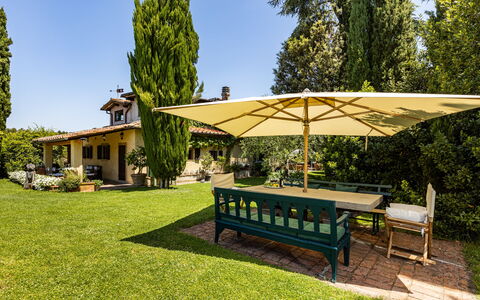 Podere La Torre: Fabriek, Tafel, Lucht, Meubilair, Boom, Openluchtbank, Schaduw, Buitenmeubels, Buitentafel, Land Lot