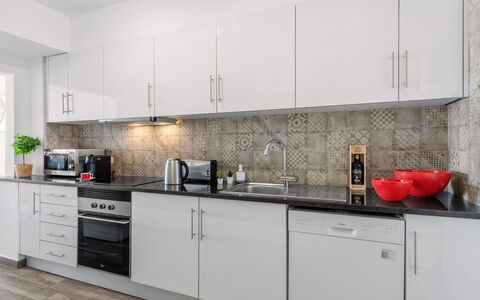 Happy Moments: Cabinetry, Countertop, Gootsteen, Kraan, Wastafel, Fornuis, Keuken, Hout, Gebouw, Toestel Van De Keuken