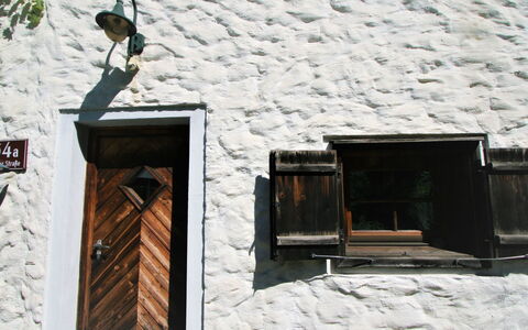 Vogelhütte: Hout, Venster, Gebouw, Facade, Deur, Rechthoek, Steen, Stenen Muur, Dak, Schaduw