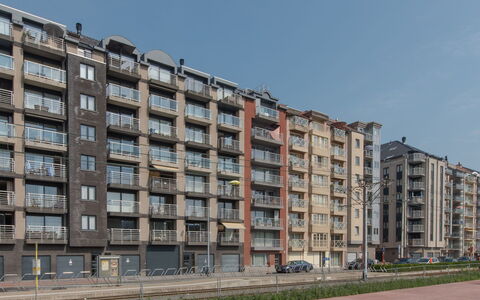Skyview with Parking and Balcony: Lucht, Gebouw, Venster, Stedelijk Ontwerp, Huis, Blok Van De Toren, Condominium, Fabriek, Boom, Woongebied