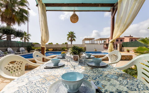 Antonella: Water, Tableware, Eigendom, Fabriek, Lucht, Meubilair, Tafel, Azure, Dishware, Stoel