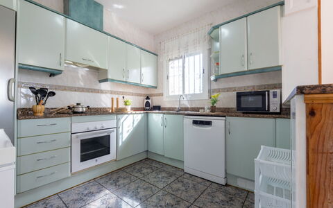 Antonella: Cabinetry, Countertop, Fornuis, Toestel Van De Keuken, Huishoudapparatuur, Keuken, Hout, Gebouw, Major Appliance, Fornuis