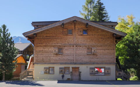 Chalet sans Soucis: Lucht, Venster, Gebouw, Boom, Hout, Huis, Verblijf, Helling, Deur, Siding