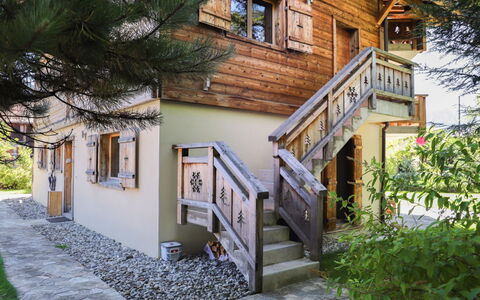 Chalet sans Soucis: Fabriek, Gebouw, Eigendom, Venster, Huis, Trap, Architectuur, Verblijf, Hout