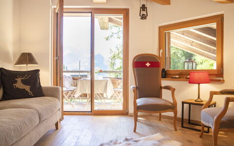 Chalet sans Soucis: Meubilair, Eigendom, Venster, Gebouw, Comfort, Hout, Schaduw, Textiel, Interieur Ontwerp, Stoel