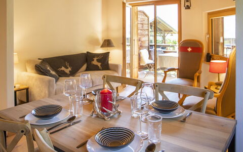 Chalet sans Soucis: Tafel, Meubilair, Eigendom, Tableware, Stoel, Dishware, Textiel, Comfort, Interieur Ontwerp, Hout