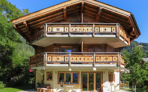 Chalet sans Soucis: Lucht, Fabriek, Eigendom, Gebouw, Venster, Boom, Hout, Verblijf, Siding, Onroerend Goed