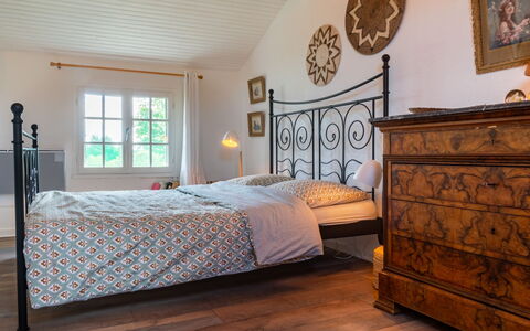 Le Glaude: Eigendom, Meubilair, Venster, Hout, Interieur Ontwerp, Fotolijst, Comfort, Verdieping, Flooring, Schaduw