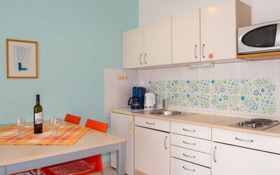 Elena 114.1: Cabinetry, Meubilair, Eigendom, Countertop, Tafel, Interieur Ontwerp, Wastafel, Lade, Keuken, Flooring