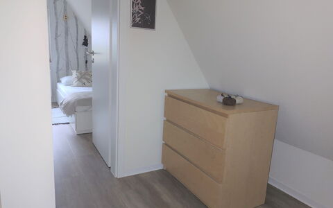 Waldoase: Wastafel, Loodgieterswerkinrichting, Cabinetry, Badkamer, Hout, Kraan, Spiegel, Verdieping, Flooring, Muur