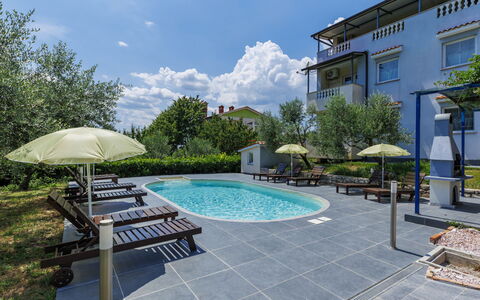 Labin 389: Buitenmeubels, Schaduw, Stoel, Tuin, Landscaping, Binnenplaats, Landgoed, Werf, Zwembad, Villa