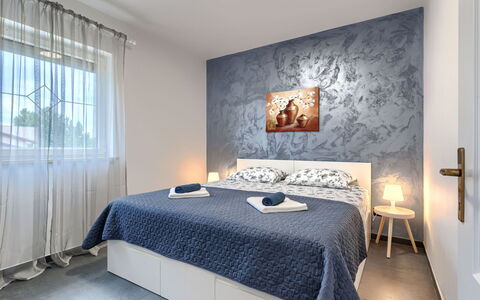 Labin 389: Bed, Slaapkamer, Interieur Ontwerp, Meubilair, Bedding, Laken, Linens, Verdieping, Textiel, Flooring