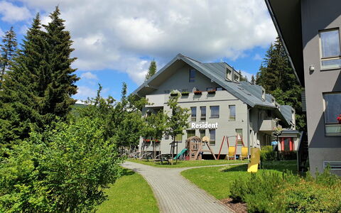 Harrachov 600: Boom, Huis, Huis, Woongebied, Menselijke Nederzetting, Verblijf, Landgoed, Werf, Gazon, Lariks