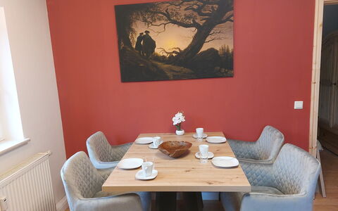 Räuberhauptmann Karasek: Tafel, Meubilair, Eigendom, Gebouw, Hout, Comfort, Tableware, Fabriek, Interieur Ontwerp, Stoel