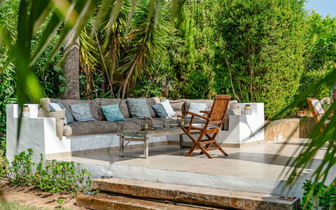 Villa Angelo: Meubilair, Buitenmeubels, Stoel, Schaduw, Buitentafel, Tuin, Bloempot, Hardwood, Eco Hotel, Patio