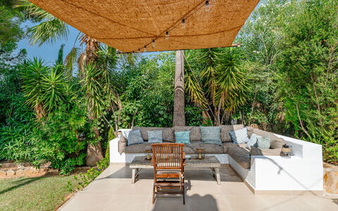 Villa Angelo: Meubilair, Buitenmeubels, Schaduw, Stoel, Tuin, Eco Hotel, Outdoor Structuur, Backyard, Landscaping, Werf