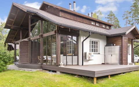 Tahkon Klubitie 6 a: Bed, Meubilair, Slaapkamer, Interieur Ontwerp, Bedding, Laken, Flooring, Hout, Verdieping, Kamer