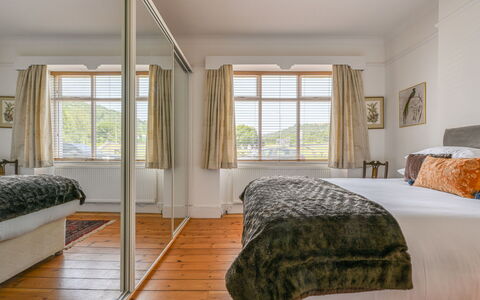 Suilven: Meubilair, Interieur Ontwerp, Bed, Flooring, Verdieping, Slaapkamer, Plafond, Hout, Kamer, Bedding
