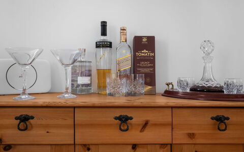 Suilven: Fles, Tableware, Glaswerk, Barware, Glazen Fles, Glas, Wijn, Hardwood