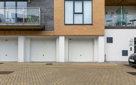 The Saltings: Gebouw, Eigendom, Venster, Infrastructuur, Asfalt, Weg Oppervlak, Hout, Architectuur, Buurt, Woongebied