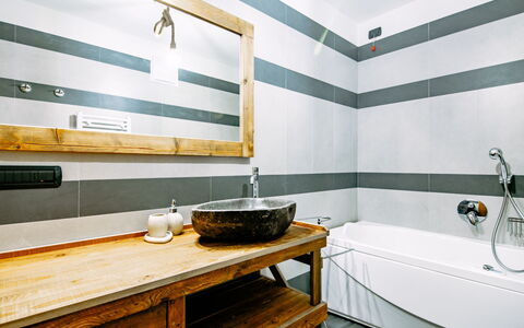 Canazei 430: Eigendom, Kraan, Bad, Loodgieterswerkinrichting, Gebouw, Cabinetry, Hout, Interieur Ontwerp, Spiegel, Badkamer