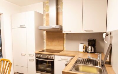 Sonnenhof Top 2 107.2: Cabinetry, Gootsteen, Countertop, Toestel Van De Keuken, Wastafel, Fornuis, Keuken, Gasfornuis, Huishoudapparatuur, Hout
