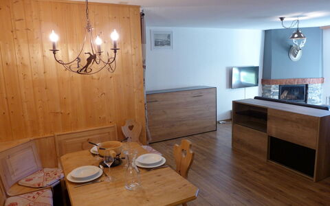 Le Torrent 1: Tafel, Eigendom, Meubilair, Hout, Tableware, Verlichting, Interieur Ontwerp, Cabinetry, Beits, Huis