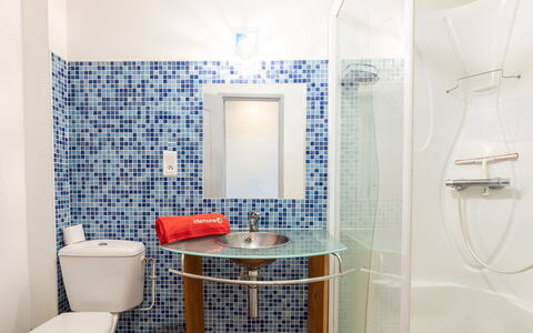 Villa Suerte: Loodgieterswerkinrichting, Eigendom, Product, Badkamer, Purper, Wastafel, Kraan, Interieur Ontwerp, Verlichting, Architectuur