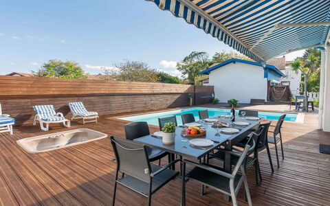 Villa Suerte: Tafel, Meubilair, Eigendom, Lucht, Stoel, Azure, Hout, Buitenmeubels, Interieur Ontwerp, Schaduw