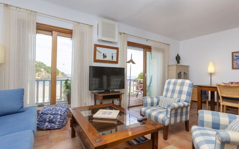 Sa Riera Beach: Fotolijst, Bankstel, Meubilair, Tafel, Blauw, Hout, Interieur Ontwerp, Gebouw, Lamp, Comfort