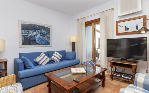 Sa Riera Beach: Tafel, Fotolijst, Bankstel, Meubilair, Azure, Woonkamer, Interieur Ontwerp, Hout, Slaapbank, Verdieping
