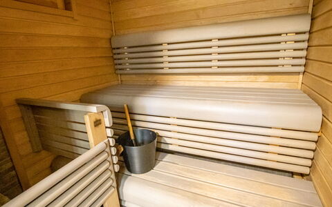 Arha: Bed, Meubilair, Slaapkamer, Interieur Ontwerp, Bedding, Laken, Flooring, Hout, Verdieping, Kamer
