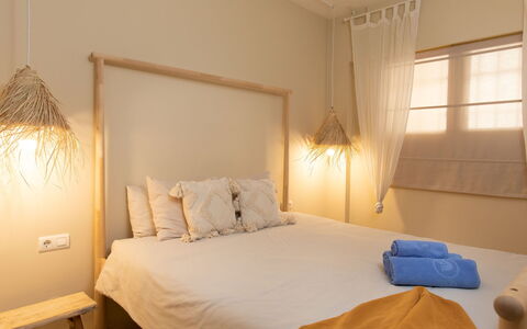 Sea Suite: Meubilair, Gebouw, Eigendom, Venster, Comfort, Hout, Azure, Textiel, Bed Frame, Interieur Ontwerp