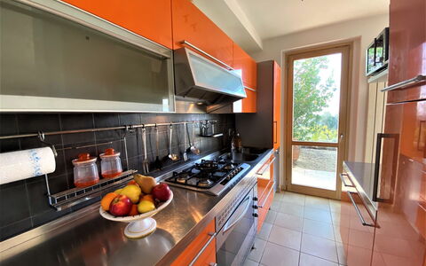 Casa Chiara: Cabinetry, Voedsel, Countertop, Toestel Van De Keuken, Fornuis, Gasfornuis, Keuken, Huishoudapparatuur, Oranje, Hout