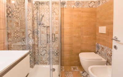 Mono Garden 650.2: Bruin, Eigendom, Loodgieterswerkinrichting, Badkamer, Kraan, Douchekop, Bad, Hout