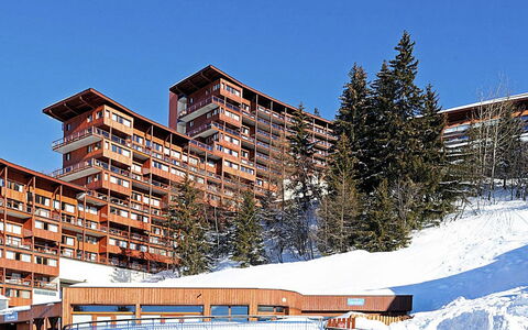 Bourg St Maurice 651: Lucht, Gebouw, Eigendom, Sneeuw, Stedelijk Ontwerp, Buurt, Helling, Condominium, Woongebied, Venster