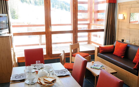 Bourg St Maurice 651: Tafel, Meubilair, Eigendom, Tableware, Venster, Bankstel, Dishware, Stoel, Textiel, Interieur Ontwerp