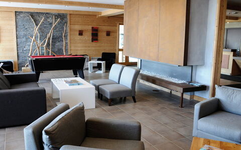 Bourg St Maurice 651: Meubilair, Bankstel, Woonkamer, Verdieping, Flooring, Hout, Comfort, Muur, Gebouw, Schaduw