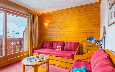 La Plagne 647: Eigendom, Meubilair, Bankstel, Comfort, Gebouw, Azure, Hout, Textiel, Interieur Ontwerp, Purper