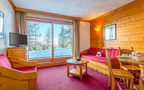 La Plagne 647: Meubilair, Venster, Gebouw, Comfort, Hout, Tafel, Verlichting, Oranje, Interieur Ontwerp, Bed Frame