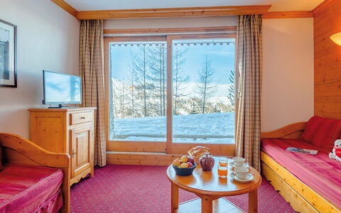 La Plagne 647: Meubilair, Comfort, Azure, Gebouw, Hout, Tafel, Cabinetry, Interieur Ontwerp, Flooring, Bed Frame